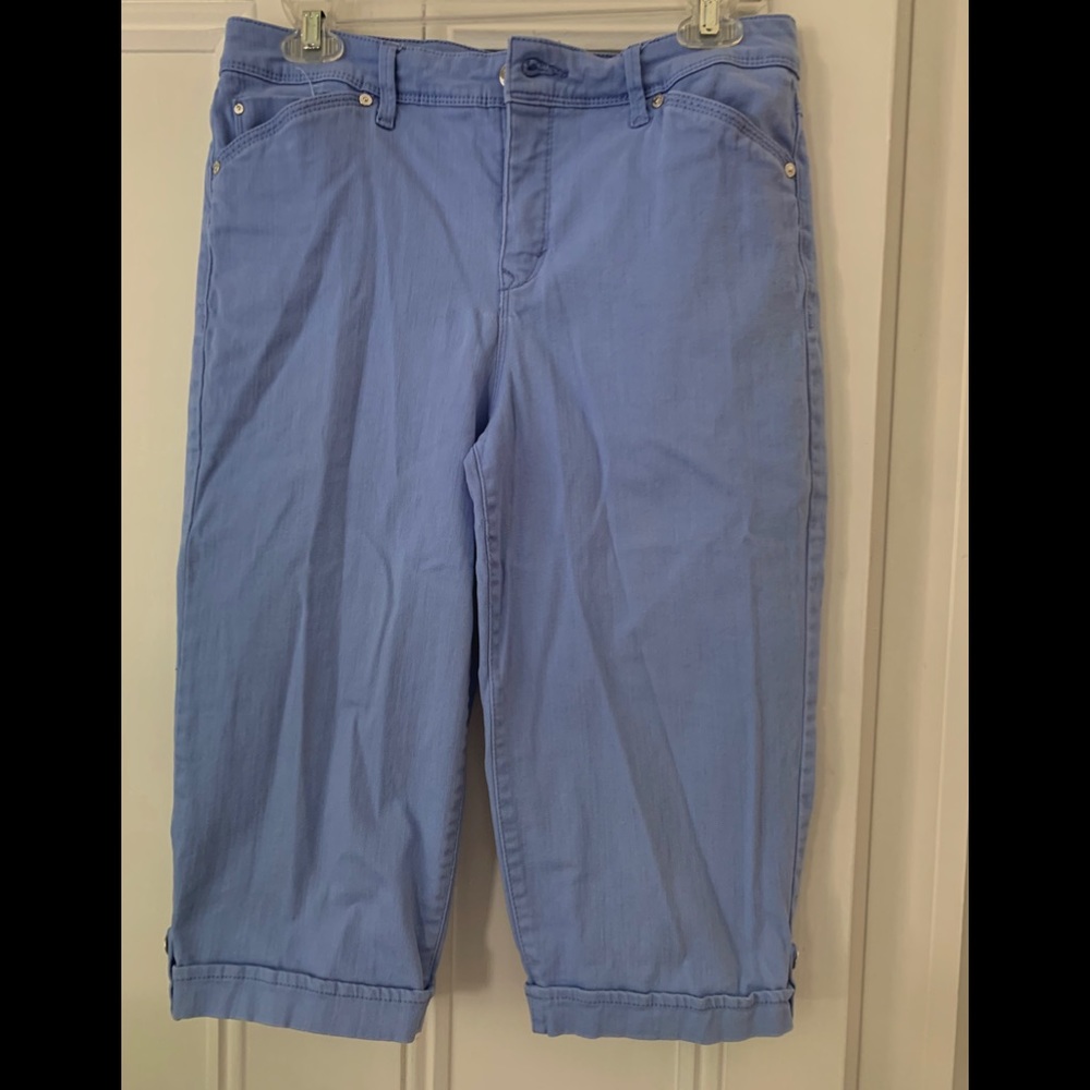 Skimmer below knee cotton pants.